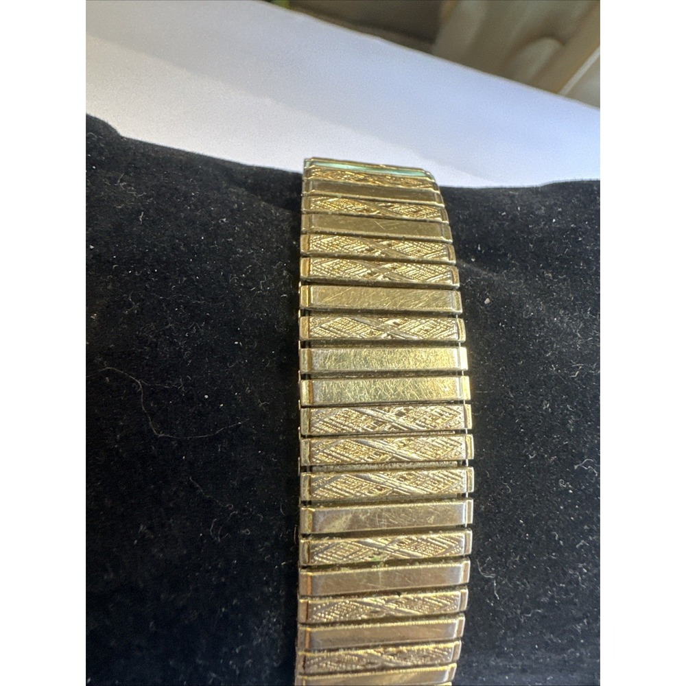 VTG. Men's Seiko 34mm Gold Tone w/ Roman Numerals Quartz Watch V700-8A19 - Picture 4 of 5